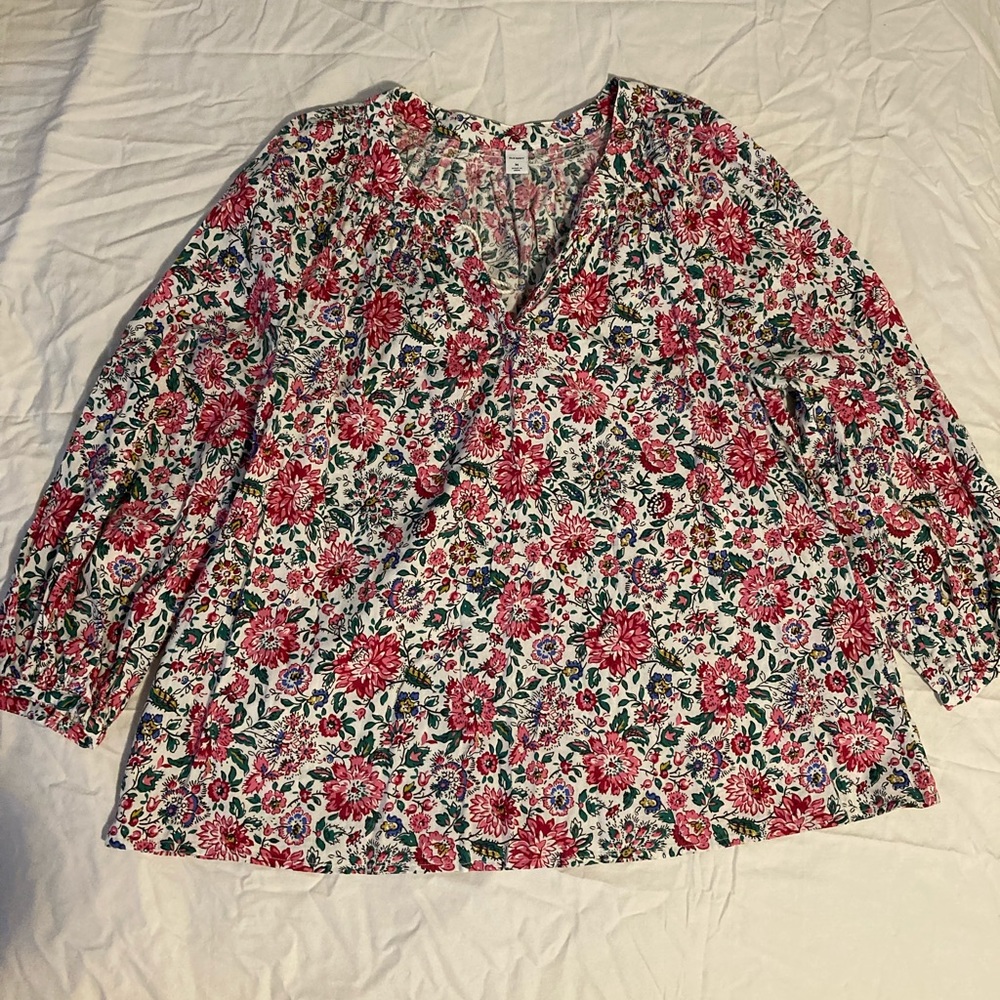 ❌ SOLD ❌   Floral Pattern Woman’s V Neck Blouse - Picture 1 of 3